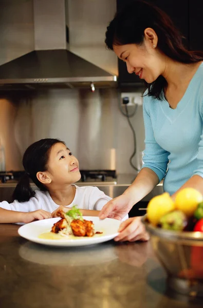 Madre e figlia in cucina — Foto Stock