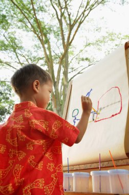 Şövale üzerinde çizim çocuk