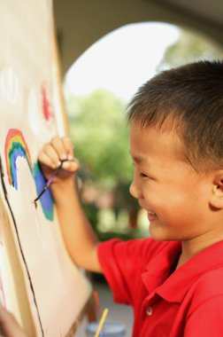 Şövale üzerinde boyama çocuk