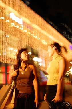 Genç kadınlar alışveriş üzerinde