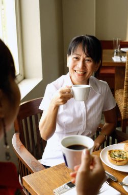 iki kadın kahve içme