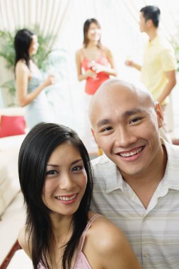 Kameraya gülümseyen çift