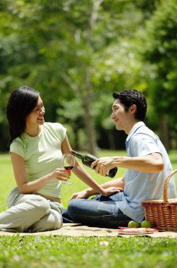 Kadın için şarap dolduran adam