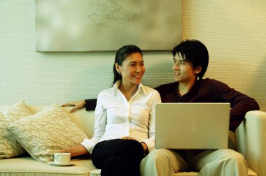 Çift evde dinleniyor. 