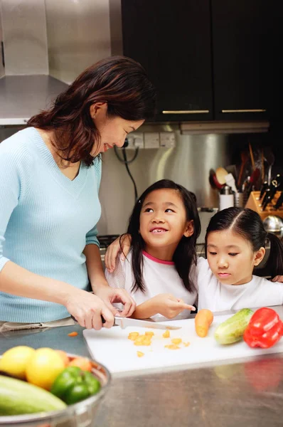 Madre con figlie in cucina — Foto Stock
