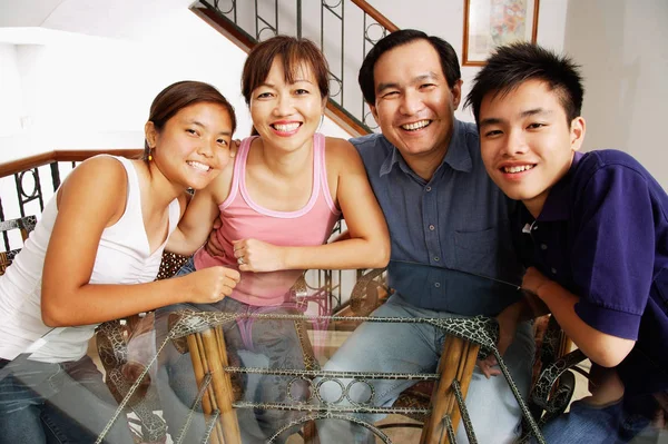 Retrato de família feliz — Fotografia de Stock