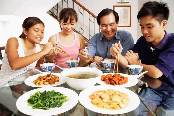 Счастливая семья за ужином — стоковое фото