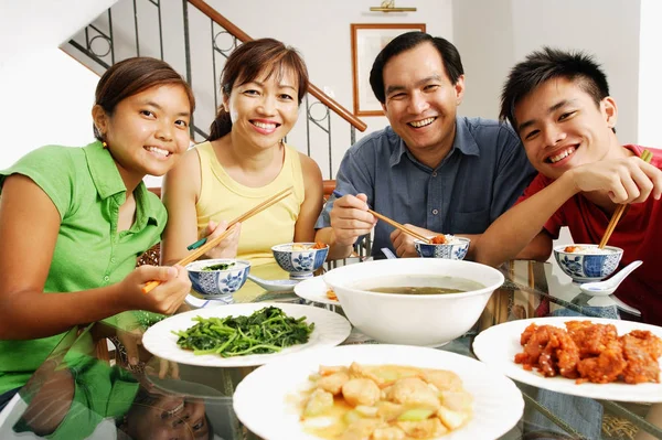 Счастливая семья за ужином — стоковое фото