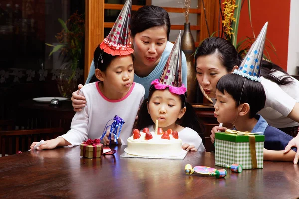 Aile doğum günü kutlaması — Stok fotoğraf