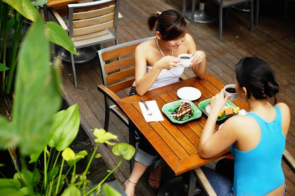 Due donne sedute a tavola — Foto Stock