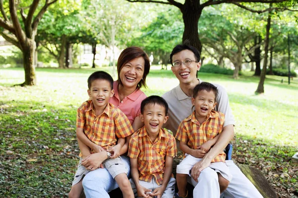 Keluarga dengan tiga anak laki-laki di luar ruangan — Stok Foto