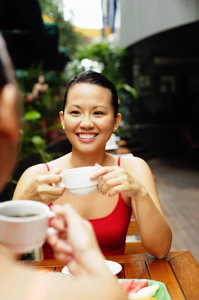 Zwei Frauen am Tisch — Stockfoto