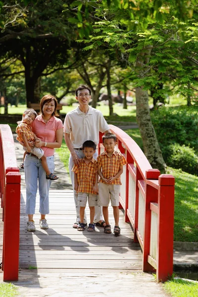 Famiglia con tre ragazzi all'aperto — Foto Stock