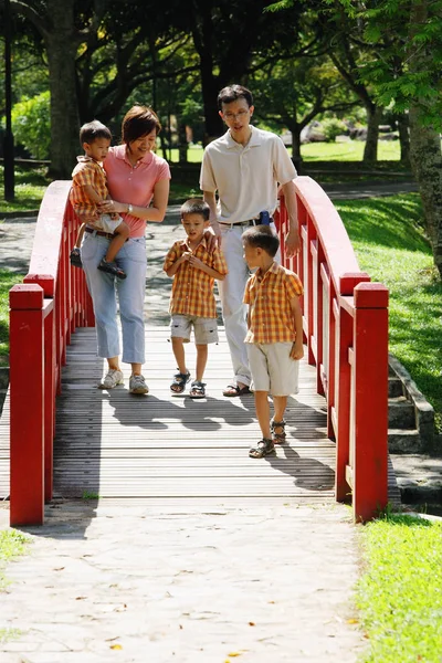 Famiglia con tre ragazzi all'aperto — Foto Stock