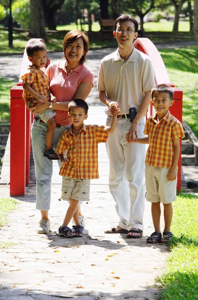 Família com três meninos ao ar livre — Fotografia de Stock