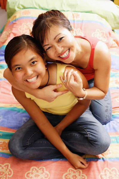 Matka s dcerou, s úsměvem — Stock fotografie
