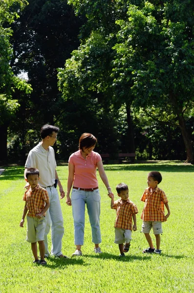 Famiglia con tre ragazzi all'aperto — Foto Stock