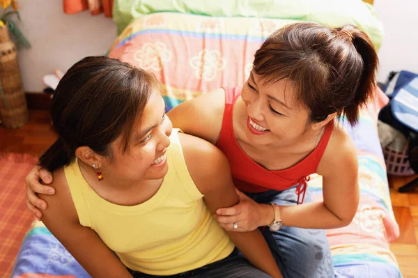 Madre con hija sonriendo — Foto de Stock