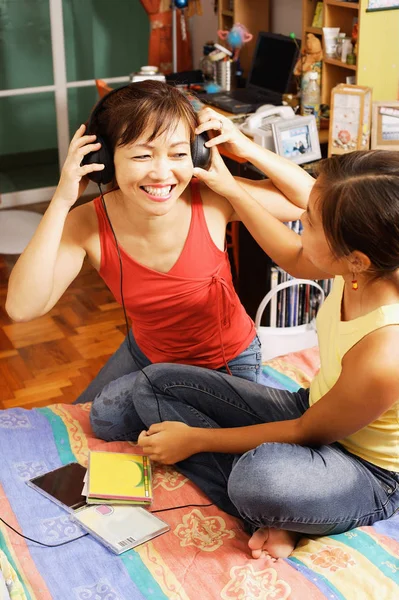 Mãe e filha ouvindo fones de ouvido — Fotografia de Stock