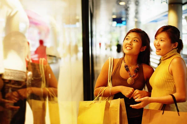 Jovens mulheres em compras — Fotografia de Stock