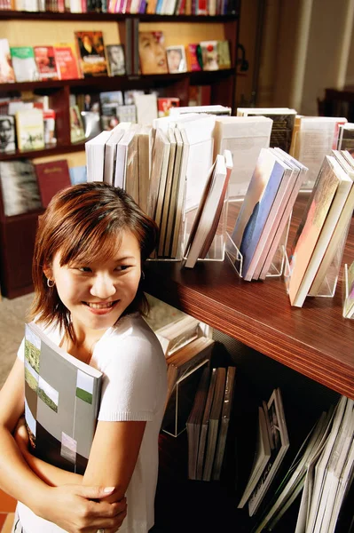 Mujer joven en librería — Foto de Stock