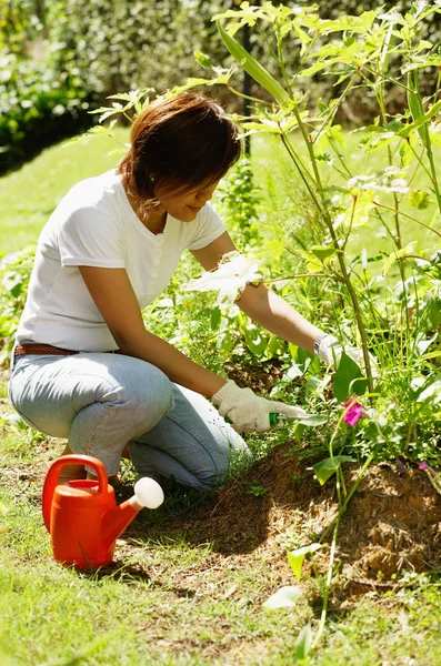 Smiling woman gardening — Stock Photo, Image