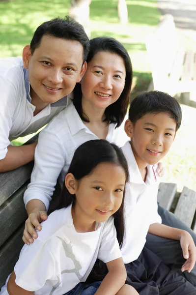 Rodina při pohledu na fotoaparát — Stock fotografie