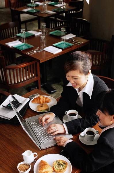 Deux femmes d'affaires au café — Photo