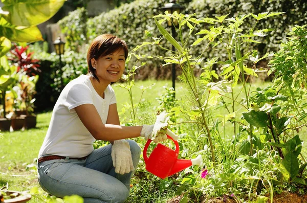 Sorridente donna giardinaggio — Foto Stock