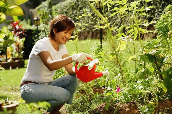 Улыбающаяся женщина садоводство — стоковое фото