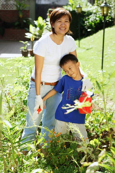 어머니와 아들 정원에서 — 스톡 사진
