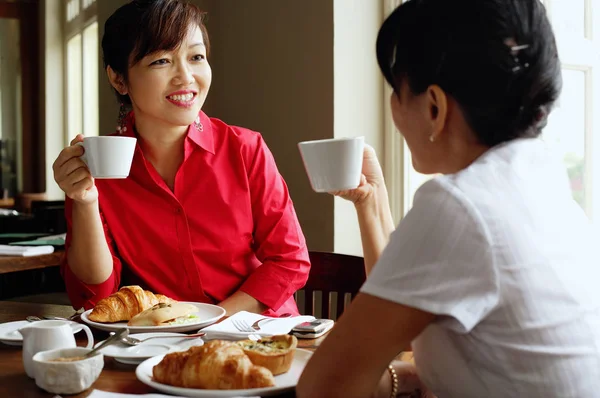 카페에서 차를 데 하는 여자 — 스톡 사진