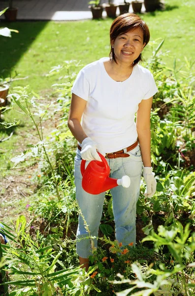 Sorridente donna giardinaggio — Foto Stock
