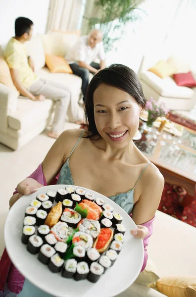 Mujer sosteniendo plato de sushi — Foto de Stock