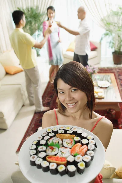 Mujer sosteniendo plato de sushi — Foto de Stock