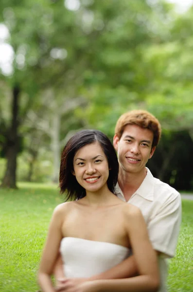 Paar blickt in Kamera — Stockfoto