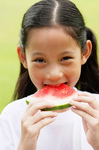 Menina comendo melancia — Fotografia de Stock