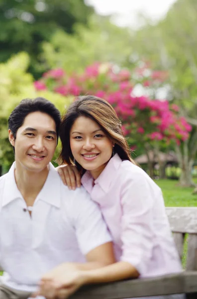 Pareja mirando la cámara — Foto de Stock