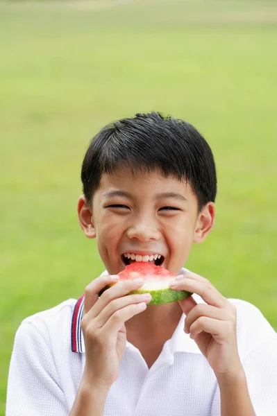 Junge isst Wassermelone — Stockfoto