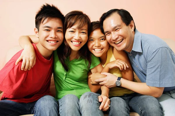 Boldog ázsiai családi portré — Stock Fotó