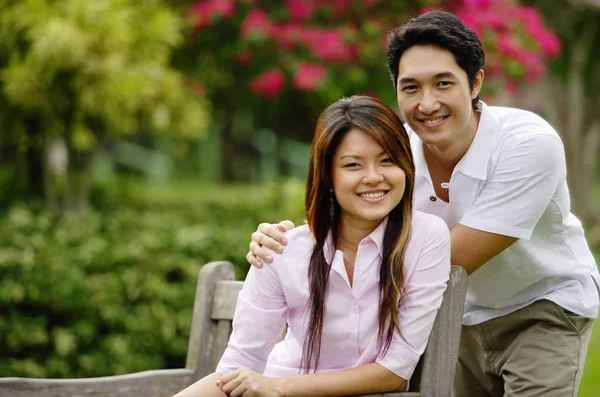 Pareja mirando la cámara — Foto de Stock