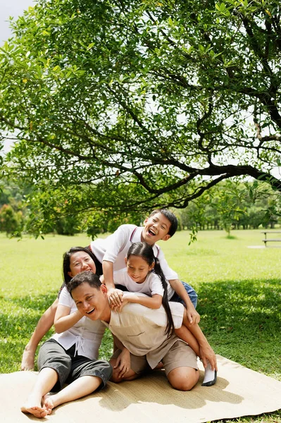 Семья с двумя детьми — стоковое фото