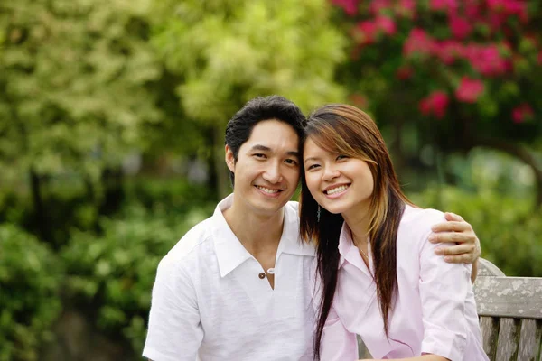 Couple assis sur le banc du parc — Photo