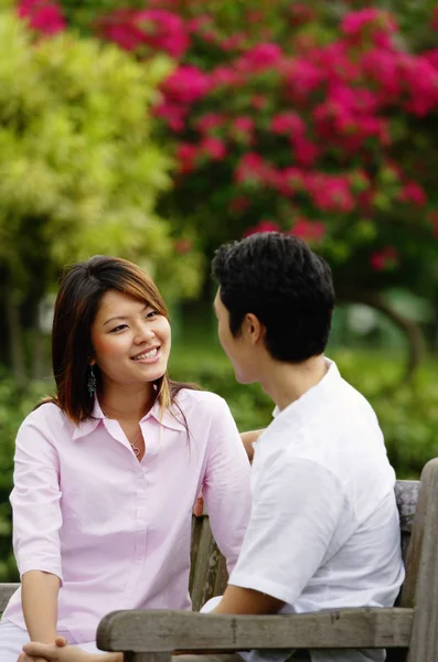 Couple assis sur le banc du parc — Photo