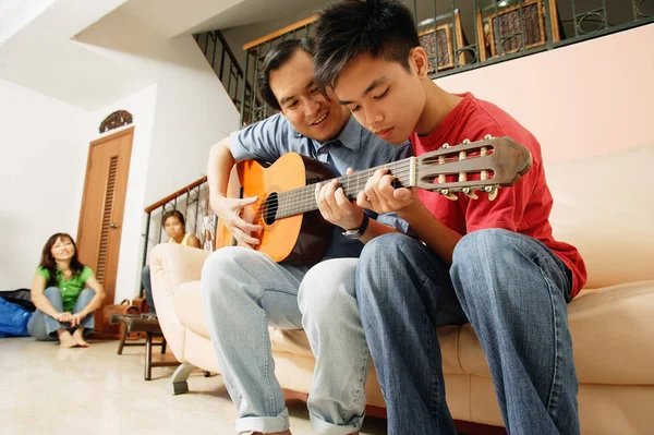Far och son spela på gitarr — Stockfoto