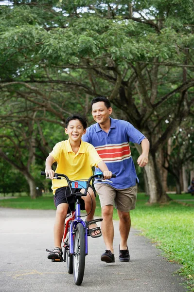 Apa tanítás fiú-ciklus — Stock Fotó