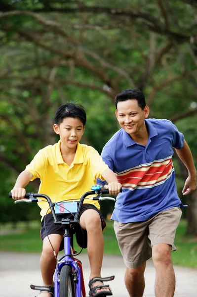 Padre insegnare figlio a ciclo — Foto Stock