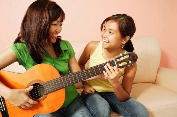 Mor och dotter spela på gitarr — Stockfoto