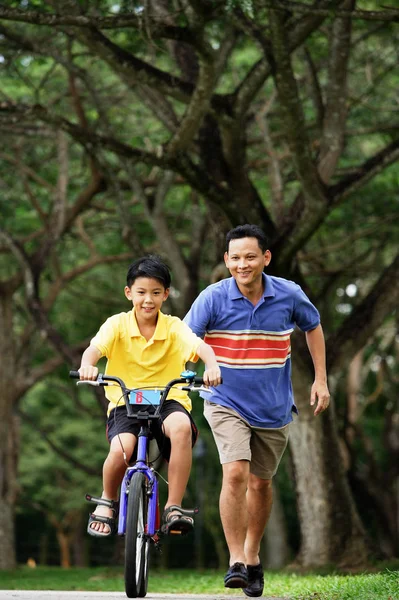 Padre e figlio nel parco — Foto Stock