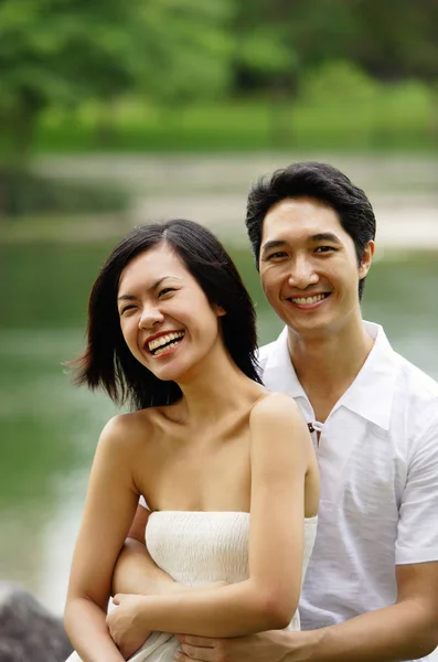 Pareja sonriendo a la cámara — Foto de Stock